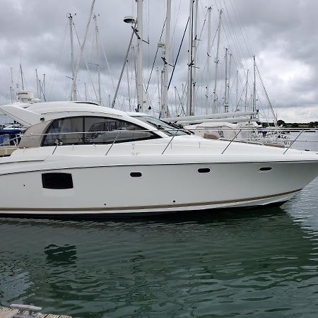 Zen Dog Luxury Motor Yacht Hotell Lymington Eksteriør bilde