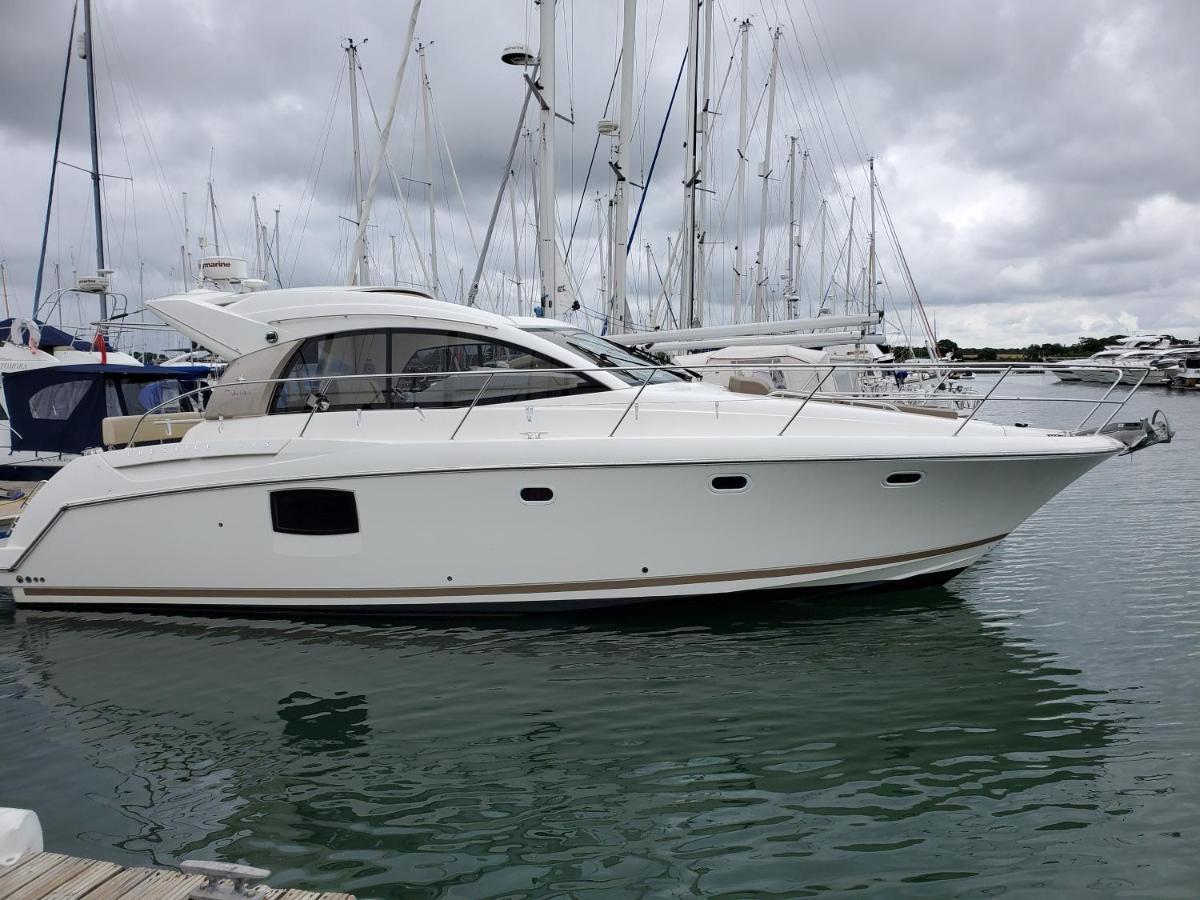Zen Dog Luxury Motor Yacht Hotell Lymington Eksteriør bilde
